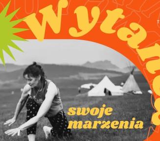 kobieta siedzi na trawie, na górze napis na pomarańczowym tle