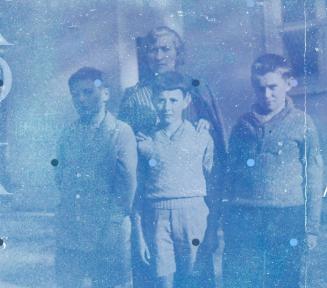 zdjęcie trzech chłopców z kobietą na starej fotografii w kolorze niebieskim