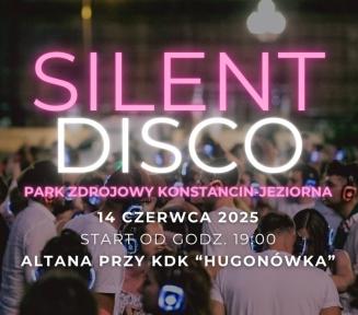 Grafika promująca wydarzenie „Silent Disco” w Parku Zdrojowym w Konstancinie-Jeziornie. W tle zdjęcie tłumu tańczących osób w słuchawkach z podświetlanymi na różne kolory nausznikami. Na pierwszym planie widoczne napisy: „SILENT DISCO”, „Park Zdrojowy Konstancin-Jeziorna”, „14 czerwca 2025, start od godz. 19:00, Altana przy KDK ‘Hugonówka’”. W dolnych rogach logotypy Konstancińskiego Domu Kultury i marki Konstancin-Jeziorna „więcej niż uzdrowisko”, pośrodku ikona słuchawek i napis „Silent Disco Party”.