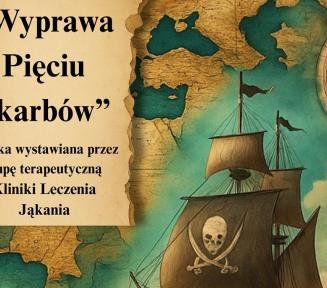 Ilustracja w stylu mapy skarbów przedstawiająca czarny żaglowiec z piracką flagą na tle stylizowanej mapy morskiej. Po lewej stronie widnieje tekst na tle pergaminu: „Wyprawa Pięciu Skarbów. Sztuka wystawiana przez grupę terapeutyczną Kliniki Leczenia Jąkania”.