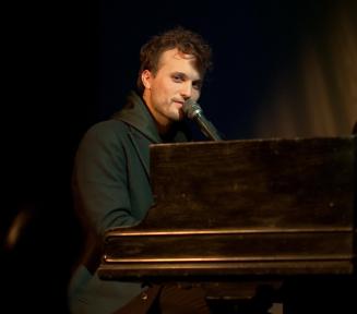 Zdjęcie Janka Traczyka siedzącego przy fortepianie - photoconcert.pl