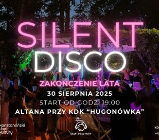 Grafika promująca wydarzenie „Silent Disco” w Parku Zdrojowym w Konstancinie-Jeziornie. W tle zdjęcie tłumu tańczących osób w słuchawkach z podświetlanymi na różne kolory nausznikami. Na pierwszym planie widoczne napisy: „SILENT DISCO”, „Park Zdrojowy Konstancin-Jeziorna”, „30 sierpnia 2025, start od godz. 19:00, Altana przy KDK ‘Hugonówka’”. W dolnych rogach logotypy Konstancińskiego Domu Kultury i marki Konstancin-Jeziorna „więcej niż uzdrowisko”, pośrodku ikona słuchawek i napis „Silent Disco Party”.