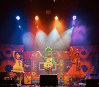 kolorowa scena teatralna wystawiająca spektakl