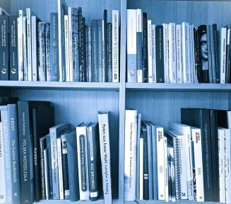 półka z książkami