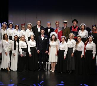 zdjęcie chóru w świątecznych, eleganckich strojach