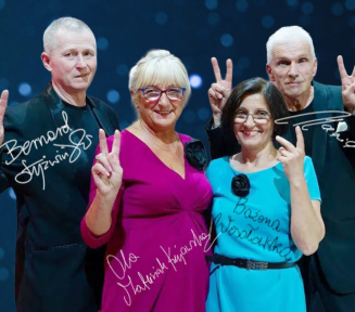 Czterech członków kwartetu „Lepiej późno niż wcale”.