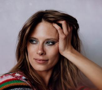 Zdjęcie portretowe Julii Pietruchy.