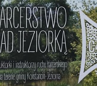 Grafika wydarzenia, zielony, wiosenny krajobraz nad Jeziorką, białe napisy Harcerstwo nad Jeziorką, fragment krzyża harcerskiego 