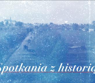 stare zdjęcie w niebieskiej sepii przedstawiające polną drogę, napis: spotkania z historią