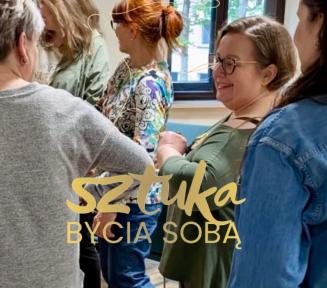 zdjecie grupy kobiet w pokoju, stoją blisko siebie, dwie panie patrzą na siebie i się uśmiechają, napis sztuka bycia sobą