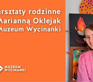 po lewej zdjęcie uśmiechniętej Marianny Oklejak na tle jej wycinanek, po prawej pomarańczowa plansza z napisem warsztaty rodzinne z Marianną Oklejak w Muzeum Wycinanki