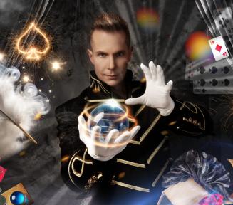 Magiczna grafika przedstawiająca iluzjonistę w czarnym, galowym stroju ze złotymi lamówkami i białych rękawiczkach. Artysta trzyma w dłoniach lewitującą, świecącą kulę. Wokół unosi się dym, karty do gry, płonące symbole karciane (pik i karo), białe pióro, czerwona róża oraz stara księga z czerwonym piórem.