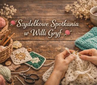 różnokolorowe włóczki i robótki, napis Szydełkowe spotkania w willi Gryf, 