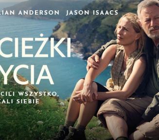 Kadr z filmu przedstawiający parę bohaterów graną przez Gillian Anderson i Jasona Isaacsa. Siedzą wtuleni w siebie na trawiastym klifie, patrząc w stronę oceanu. Oboje są ubrani w stroje turystyczne. Na grafice widnieje duży biały tytuł „ŚCIEŻKI ŻYCIA” oraz hasło: „Stracili wszystko, zyskali siebie”. W górnej części nazwiska głównych aktorów.