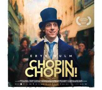 Plakat promujący specjalny pokaz filmu „CHOPIN, CHOPIN!”. W centralnej części znajduje się kadr z filmu: uśmiechnięty aktor Eryk Kulm Jr. jako Fryderyk Chopin, ubrany w niebieski frak i cylinder, na tle paryskiej ulicy z XIX wieku. Powyżej widnieje napis: „Specjalny pokaz filmu”. Poniżej grafiki znajdują się szczegóły wydarzenia: data 27.03.2026, godz. 18.00, miejsce: Konstanciński Dom Kultury „Hugonówka”, ul. Mostowa 15. Po prawej stronie informacja o gościu specjalnym – Mai Ostaszewskiej. Na dole widnieją