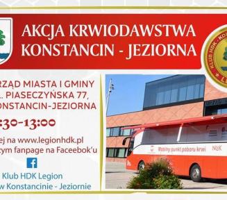 Plakat informacyjny dotyczący Akcji Krwiodawstwa w Konstancinie-Jeziornie w 2026 roku. W górnej części widnieje herb miasta oraz logo Klubu HDK Legion. Pod nimi znajduje się zdjęcie czerwonego krwiobusa zaparkowanego przed nowoczesnym budynkiem Urzędu Miasta i Gminy.