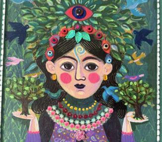 Kolorowy, stylizowany obraz przedstawiający kobiecą postać w ujęciu od pasa w górę, utrzymany w estetyce sztuki naiwnej lub ludowej. Centralna postać ma ciemne włosy ozdobione wiankiem z kolorowych kwiatów, a nad jej głową widnieje motyw dużego, szeroko otwartego oka wpisanego w koronę z zielonych liści. Kobieta trzyma na otwartych dłoniach dwa miniaturowe drzewka. Całość kompozycji otoczona jest malowaną, zieloną ramą z motywami roślinnymi i ptakami w odcieniach niebieskiego i różu. Dominują nasycone barwy