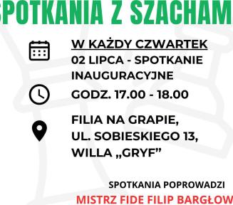 Plakat Biblioteki Publicznej w Konstancinie-Jeziornie (BPKJ) zapraszający na cykl „Spotkania z szachami” w Filii na Grapie (ul. Sobieskiego 13, willa „Gryf”). Wydarzenie skierowane jest do dzieci, młodzieży i dorosłych. Spotkania będą odbywać się w każdy czwartek w godzinach 17.00–18.00, z inauguracją zaplanowaną na 2 lipca. Plakat informuje, że zajęcia poprowadzi Mistrz FIDE Filip Bargłowski, trener kadry Mazowsza. W lewym dolnym rogu umieszczono okrągłe zdjęcie instruktora z trójką dzieci trzymających puc