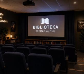 Zdjęcie przedstawiające nowoczesną, przytulną salę kinową zaaranżowaną wewnątrz biblioteki. W pomieszczeniu znajdują się rzędy wygodnych, granatowych foteli kinowych zwróconych w stronę dużego ekranu projekcyjnego. Na ekranie wyświetla się białe logo w kształcie otwartej książki oraz napis: „BIBLIOTEKA – MIEJSCE NA FILM”.