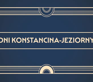 Grafika w stylu Art Deco na ciemnoniebieskim tle, z ozdobną, geometryczną złotą ramką. Centralnie umieszczony jest tekst w języku polskim: "DNI KONSTANCINA-JEZIORNY".