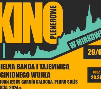 Plakat promujący wydarzenie „KINO PLENEROWE W MIRKOWIE”. W górnej części znajduje się duży, żółty napis „KINO”, a obok niego, w pionie, czarny napis „PLENEROWE”. Na tle grafiki przedstawiającej ciemną panoramę miasta i niebieskie niebo, ukośnie widnieje czarny pas z białym napisem „W MIRKOWIE”. Po prawej stronie, na czarnym prostokątnym tle, umieszczono datę „29/08” oraz godzinę „GODZ. 20.30”. W środkowej części plakatu, na tle jasnoniebieskiego i żółtego stożka, umieszczony jest tytuł filmu: Dzielna banda