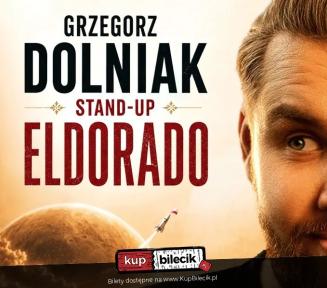 Plakat promujący występ stand-upowy Grzegorza Dolniaka pod tytułem „Eldorado”. W prawym kadrze widoczny jest zbliżony fragment twarzy artysty – lekko uśmiechniętego mężczyzny z zarostem. Po lewej stronie umieszczono duży napis: „Grzegorz Dolniak Stand-up Eldorado” (słowo „Eldorado” wyróżnione czerwoną czcionką). W tle widać pustynny krajobraz z dużą planetą oraz startującą rakietą kosmiczną. Na dole znajduje się logo serwisu kupbilecik.pl wraz z informacją o sprzedaży biletów na stronie www.KupBilecik.pl.