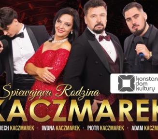 Plakat promocyjny koncertu. Przedstawia czteroosobowy zespół Śpiewająca Rodzina Kaczmarek: mężczęzn w eleganckich garniturach i smokingach oraz kobietę w czerwonej, błyszczącej sukni balowej. Na pierwszym planie widnieje złoty napis „Śpiewająca Rodzina KACZMAREK” wraz z imionami artystów (Wojciech, Iwona, Piotr, Adam). W prawym rogu znajduje się logo Konstancińskiego Domu Kultury.