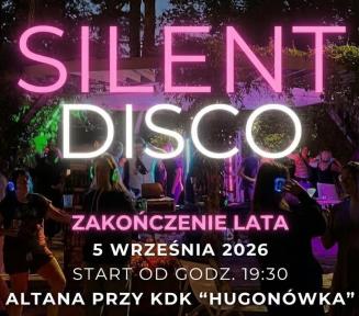 Grafika promująca wydarzenie „Silent Disco” w Parku Zdrojowym w Konstancinie-Jeziornie. W tle zdjęcie tłumu tańczących osób w słuchawkach z podświetlanymi na różne kolory nausznikami. Na pierwszym planie widoczne napisy: „SILENT DISCO”, „Park Zdrojowy Konstancin-Jeziorna”, „30 sierpnia 2025, start od godz. 19:00, Altana przy KDK ‘Hugonówka’”. W dolnych rogach logotypy Konstancińskiego Domu Kultury i marki Konstancin-Jeziorna „więcej niż uzdrowisko”, pośrodku ikona słuchawek i napis „Silent Disco Party”.