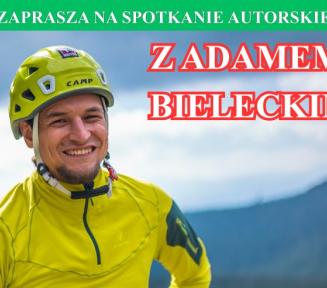 Plakat zapowiadający spotkanie autorskie z Adamem Bieleckim organizowane przez Bibliotekę Publiczną w Konstancinie-Jeziornie. Po lewej stronie widnieje zdjęcie uśmiechniętego himalaisty w żółtej bluzie i kasku wspinaczkowym. Na plakacie umieszczono opis: „himalaista, alpinista, taternik i podróżnik, uczestnik zimowej wyprawy narodowej na K2!”. Na dole znajdują się szczegóły wydarzenia: czwartek (12 listopada) 2026 r., godz. 18.00, Filia na Grapie (Willa Gryf, ul. Sobieskiego 13), wstęp wolny oraz logo BPKJ 