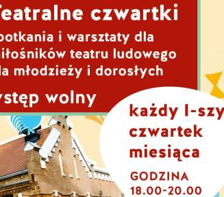 Plakat promujący cykl „Teatralne czwartki” w Muzeum Wycinanki. Na jasnym tle z motywami wycinanek umieszczono czerwone pole z napisem: „Teatralne czwartki – spotkania i warsztaty dla miłośników teatru ludowego dla młodzieży i dorosłych, wstęp wolny”. W białym kółku po prawej stronie widnieje informacja: „każdy 1-szy czwartek miesiąca, godzina 18.00–20.00”. W lewym dolnym rogu znajduje się ilustracja budynku Muzeum Wycinanki.