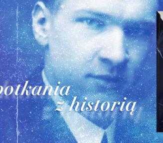 Grafika promująca wydarzenie z cyklu „Spotkania z historią”. Po lewej stronie, na niebieskim tle z fakturą archiwalnego zdjęcia, znajduje się twarz mężczyzny oraz stylizowany napis „Spotkania z historią”. Po prawej stronie widnieje okładka książki Aleksandra „Ola” Schiele pt. „Artyści i góry. Na wielu drogach minionych czasów”, przedstawiająca sylwetki taterników wspinających się po skale.