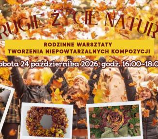 Plakat warsztatów „Drugie życie natury – Rodzinne warsztaty tworzenia niepowtarzalnych kompozycji”. Tło przedstawia bawiącą się rodzinę podrzucającą jesienne liście. Na dole umieszczono datę: sobota 24 października 2026, godz. 16:00–18:00. Całość otaczają miniatury zdjęć przedstawiające przykładowe jesienne dekoracje: wieńce, bukiety i stroiki z suszonych liści oraz gałązek.